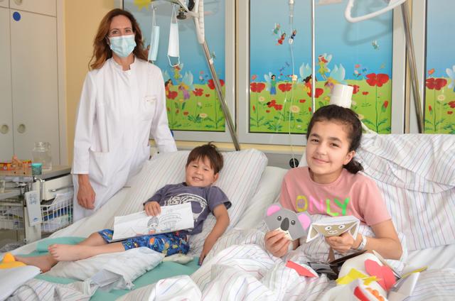 Dr. Kerstin Remmel, Chefärztin der Kinderorthopädie der Cnopfschen Kinderklinik, freut sich, dass Abdul und Shahruza nach der medizinischen Behandlung und den Operationen wieder lachen können.