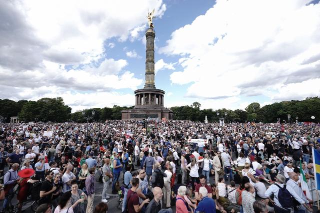 Nach Auflösung der ersten Demonstration in Berlin-Mitte haben sich am Samstagnachmittag viele tausend Menschen aus Protest gegen die Corona-Politik an der Siegessäule und an der Straße des 17. Juni versammelt. Polizeisprecher Thilo Cablitz sprach von mehreren zehntausend Teilnehmern. | Foto:  Michael Kappeler/dpa