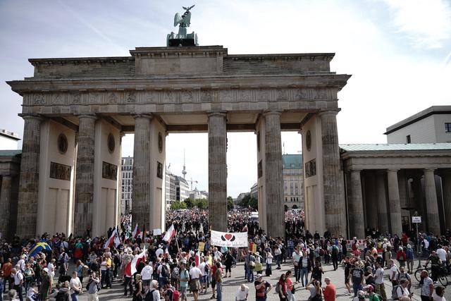Menschen nehmen an einer Demo gegen die Corona-Politik teil. | Foto:  Michael Kappeler/dpa