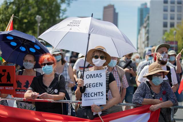 Linke Aktivisten wollen am Samstag in Berlin gegen die angekündigten Demonstrationen gegen die Corona-Politik protestieren. Das Berliner Bündnis gegen Rechts rief zu einer Kundgebung auf dem Bebelplatz in Mitte auf. Motto: «Kein Schulterschluss mit Nazis». Unter dem Titel «Tätervolk sucht Opferrolle?» organisiert außerdem die Bergpartei eine Kundgebung am Bahnhof Friedrichstraße. Um 12.00 Uhr soll dann von dort ein Fahrradkorso starten. Gegner der Corona-Maßnahmen haben unter anderem eine große Demonstration auf der Straße des 17. Juni für Samstag in der Hauptstadt angemeldet, die von der Polizei untersagt wurde. Dieses Verbot hob das Verwaltungsgericht inzwischen auf. | Foto: Christoph Soeder/dpa/Archivbild