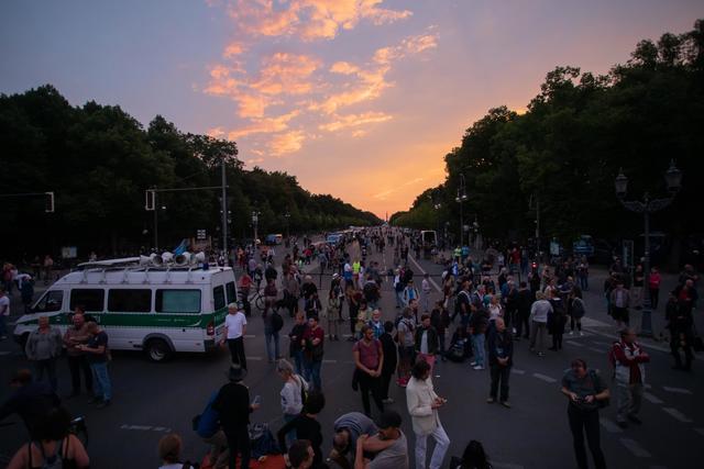 Rund 1500 Demonstranten der Initiative Querdenken haben sich am Freitagabend am Brandenburger Tor in Berlin versammelt und gegen die deutsche Corona-Politik protestiert. Die angemeldete Kundgebung verlief friedlich, teilte die Polizei am Abend mit. Es habe von Seiten der Polizei aber mehrmals Appelle zum Abstandhalten geben müssen.  | Foto: Christoph Soeder/dpa 