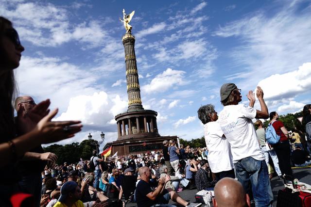 Teilnehmer applaudieren bei einer Demonstration gegen die Corona-Maßnahmen vor der Siegessäule.  | Foto: Kay Nietfeld/dpa