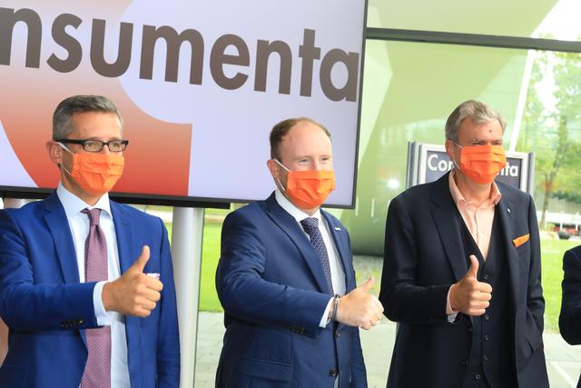 Daumen hoch für die Consumenta in Nürnberg (v.l.): Wirtschaftsreferent Dr. Michael Fraas, Henning Könicke (AFAG) und Peter Ottmann (NürnbergMesse).  | Foto: Udo Dreier