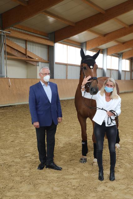 Karin Baumüller-Söder hat am Mittwoch in Nürnberg die Schirmherrschaft über die berittenen Einheiten der Bayerischen Polizei übernommen.  | Foto: Udo Dreier