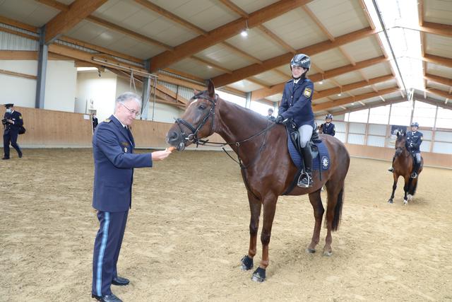 Mittelfrankens Polizeipräsident Roman Fertinger bei der Polizeipferdestaffel.  | Foto: Udo Dreier
