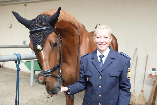 Polizeireiterin Silvia Diebel mit ,,Oskar".  | Foto: Udo Dreier