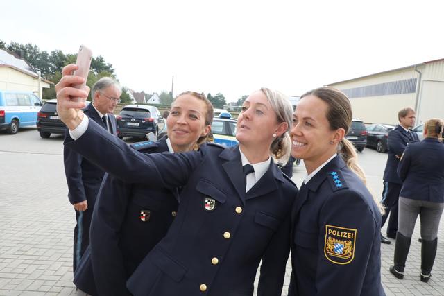 Ein Selfie wert: Hoher Besuch bei den Reiterinnen der Nürnberger Polizeipferdestaffel. | Foto: Udo Dreier