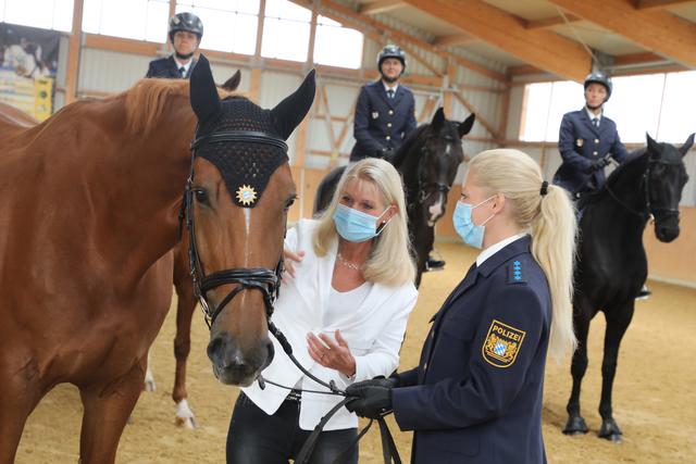 Karin Baumüller-Söder hat am Mittwoch in Nürnberg die Schirmherrschaft über die berittenen Einheiten der Bayerischen Polizei übernommen.  | Foto: Udo Dreier
