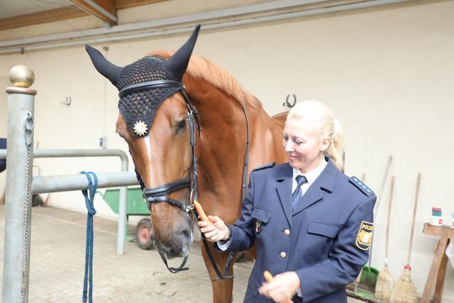 Polizeireiterin Silvia Diebel mit ,,Oskar".  | Foto: Udo Dreier