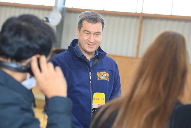 Karin Baumüller-Söder hat am Mittwoch in Nürnberg (in Begleitung ihres Mannes Ministerpräsident Markus Söder, im Bild) die Schirmherrschaft über die berittenen Einheiten der Bayerischen Polizei übernommen.  | Foto: Udo Dreier
