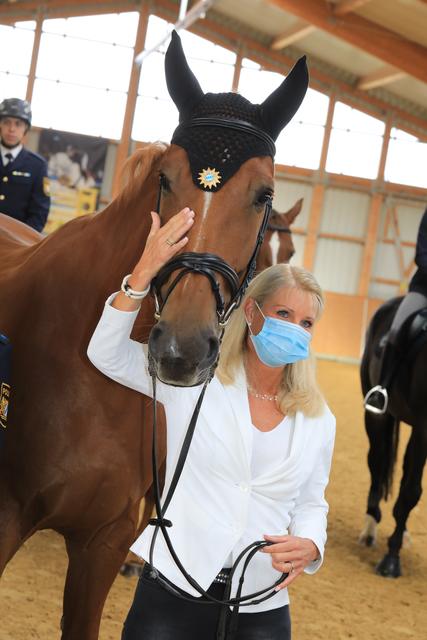 Karin Baumüller-Söder hat am Mittwoch in Nürnberg die Schirmherrschaft über die berittenen Einheiten der Bayerischen Polizei übernommen.  | Foto: Udo Dreier