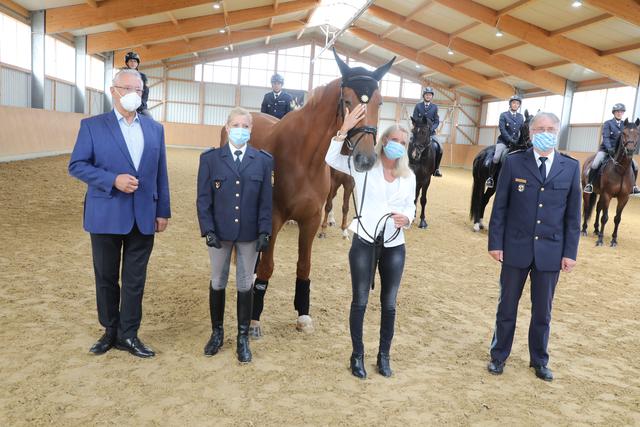 Karin Baumüller-Söder hat am Mittwoch in Nürnberg die Schirmherrschaft über die berittenen Einheiten der Bayerischen Polizei übernommen. Auf dem Bild (v.l.) Bayerns Innenminister Joachim Herrmann, Reiterin Silvia Diebel, Polizeipferd ,,Oskar", Schirmherrin Karin Baumüller-Söder und Mittelfrankens Polizeipräsident Roman Fertinger.  | Foto: Udo Dreier