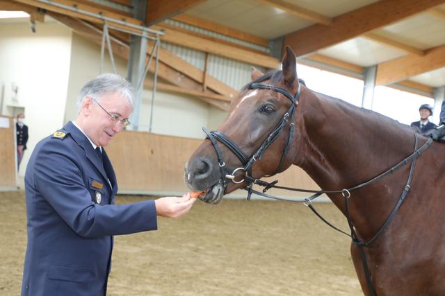 Mittelfrankens Polizeipräsident Roman Fertinger bei der Polizeipferdestaffel.  | Foto: Udo Dreier