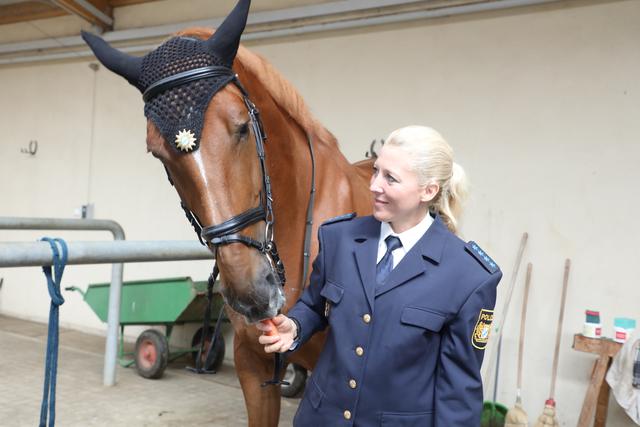 Polizeireiterin Silvia Diebel mit ,,Oskar".  | Foto: Udo Dreier