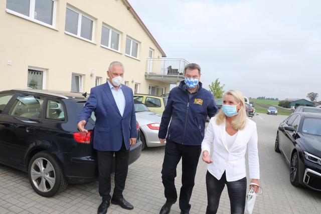 Karin Baumüller-Söder hat am Mittwoch in Nürnberg die Schirmherrschaft über die berittenen Einheiten der Bayerischen Polizei übernommen. Auf dem Bild mit Ehemann Markus Söder (M.) und Bayerns Innenminister Joachim Herrmann. | Foto: Udo Dreier