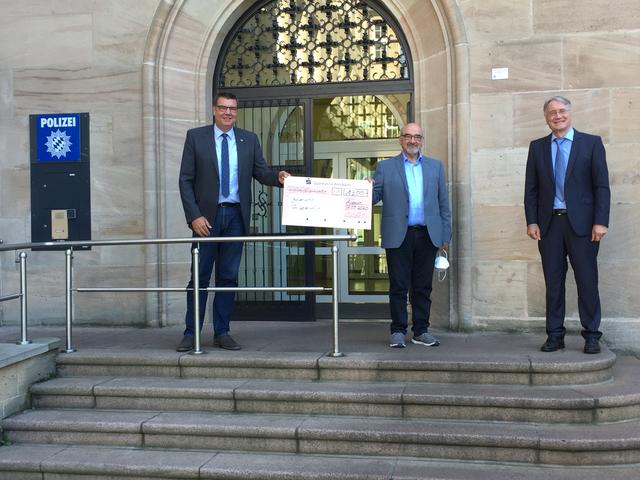EPHK Thomas Lintl (Vorsitzender der Bayerischen Polizeistiftung), MdL Prof. (Univ. Lima) Dr. Peter Bauer, und PP Roman Fertinger (Polizeipräsident des Präsidiums Mittelfranken). | Foto: Freie Wähler