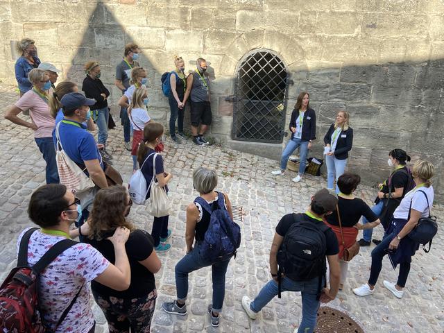 ...ging es hinauf zum Margarethenbrunnen auf der Burg. | Foto: tom