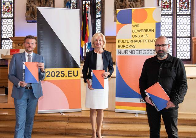 Oberbürgermeister Marcus König, Kulturbürgermeisterin Prof. Dr. Julia Lehner und der Leiter des Bewerbungsbüros Kulturhauptstadt Europas 2025, Prof. Dr. Hans-Joachim Wagner (v.l.), stellten am 21. September 2020 im Historischen Rathaussaal das zweite Bewerbungsbuch vor. | Foto: Christine Dierenbach / Stadt Nürnberg