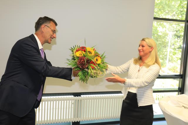 Blumen von Prof. Dr. Achim Jockwig für die neue Schirmherrin Karin Baumüller-Söder.  | Foto: Udo Dreier