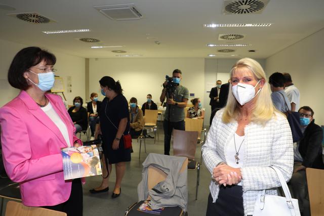Dr. Kerstin Schröder, Leiterin des Jugendamts der Stadt Nürnberg (l.) mit Unternehmerin Karin Baumüller-Söder. 

 | Foto: Udo Dreier