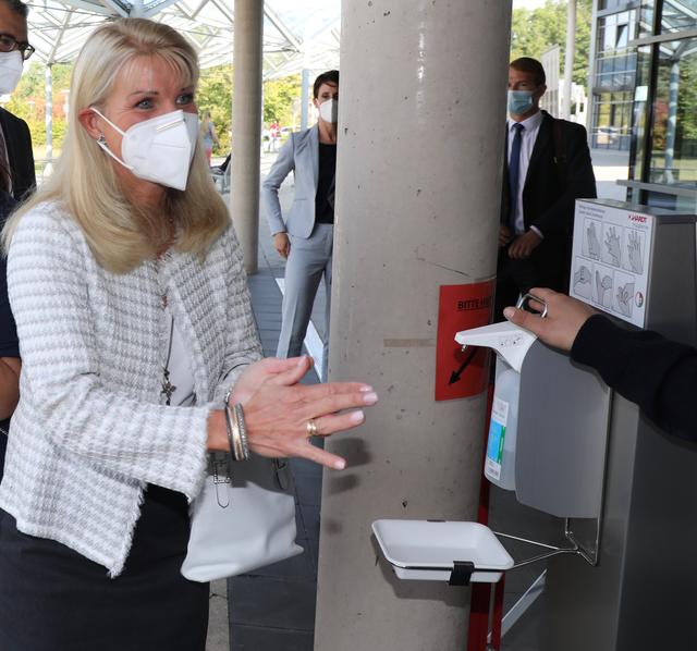 Vor Betreten des Klinikums ist Hände desinfizieren Pflicht.  | Foto: Udo Dreier