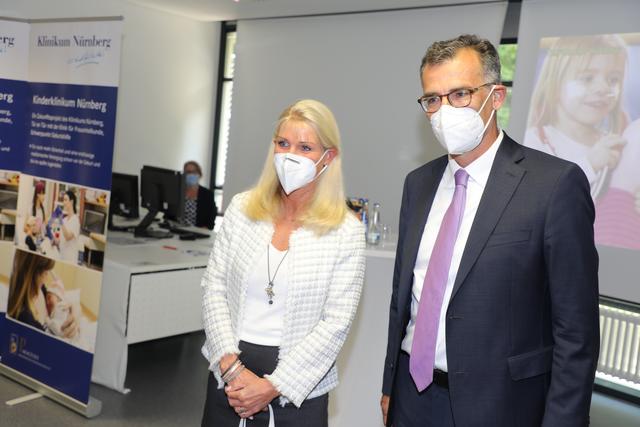 Schirmherrin Karin Baumüller-Söder mit Prof. Dr. Achim Jockwig, Vorstandsvorsitzender, Klinikum Nürnberg. | Foto: Udo Dreier