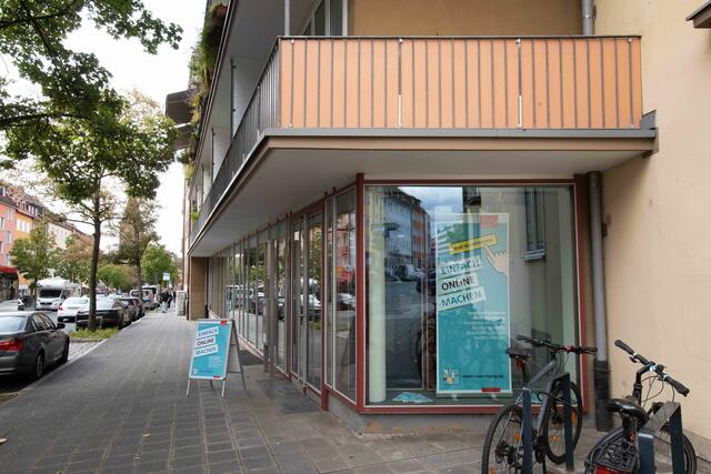 Mit der Servicestelle mein.nuernberg.de in der Äußeren Laufer Gasse 29 wurde eine Anlaufstelle im Zentrum Nürnbergs für alle Bürgerinnen und Bürger geschaffen, die sich eine persönliche Beratung und Hilfestellung zur Nutzung des Serviceportals Mein Nürnberg wünschen. | Foto: Stadt Nürnberg / Christine Dierenbach