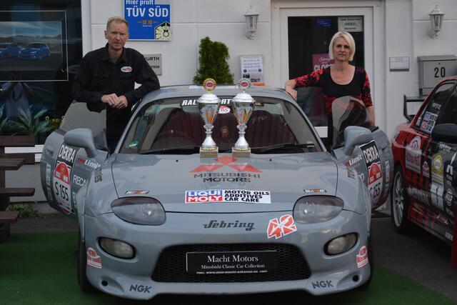 Veranstalter: Die Autohausbesitzer Tilo und Anja Macht aus Eckental sind erfolgreich im Oldtimer Classic Sport unterwegs. | Foto: Autohaus Macht/oh