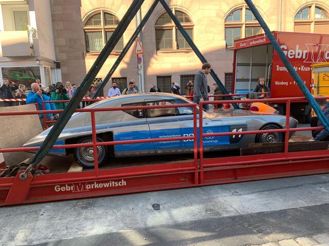 Per Kran durchs Fenster: Maßarbeit bei der Einbringung der Exponate für das Deutsche Museum Nürnberg. | Foto: Marion Grether