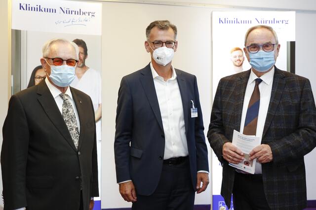 Dr. Wilhelm Polster (Vorstand Manfred-Roth-Stiftung), Prof. Dr. Achim Jockwig (Vorstandsvorsitzender Klinikum Nürnberg) und Klaus Teichmann (Stiftungsrat Manfred-Roth-Stiftung, v.l.). | Foto: Giulia Iannicelli, Klinikum Nürnberg