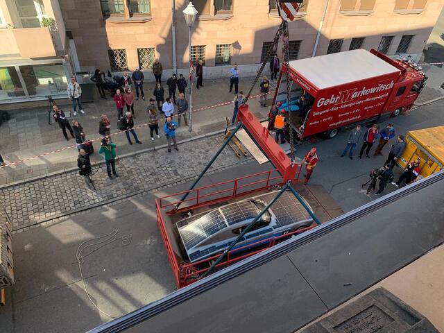 Per Kran durchs Fenster: Maßarbeit bei der Einbringung der Exponate für das Deutsche Museum Nürnberg  | Foto: Marion Grether