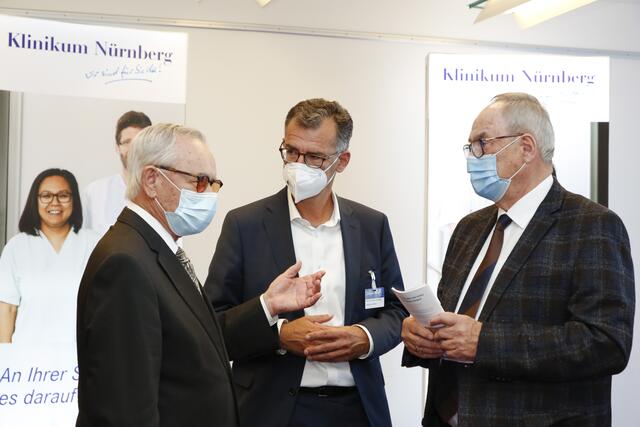 Dr. Wilhelm Polster (Vorstand Manfred-Roth-Stiftung), Prof. Dr. Achim Jockwig (Vorstandsvorsitzender Klinikum Nürnberg) und Klaus Teichmann (Stiftungsrat Manfred-Roth-Stiftung) im Gespräch (v.l.).  | Foto: Giulia Iannicelli, Klinikum Nürnberg