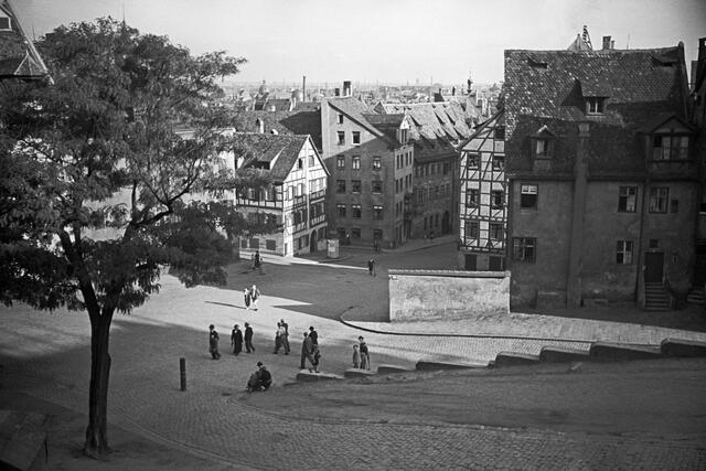 In der Leica Galerie Nürnberg wird ein kleiner, aber doch typischer Ausschnitt der Fotografien von Dr. Paul Wolff und Alfred Tritschler gezeigt: Eine fiktive Fahrt mit dem Auto, die in ihrer Heimatstadt Frankfurt beginnt, durch zahlreiche fränkische Städte und Dörfer führt und in der Reichsstadt Nürnberg endet - im Bild der Burgberg.  | Foto: © Dr. Paul Wolff und Alfred Tritschler
