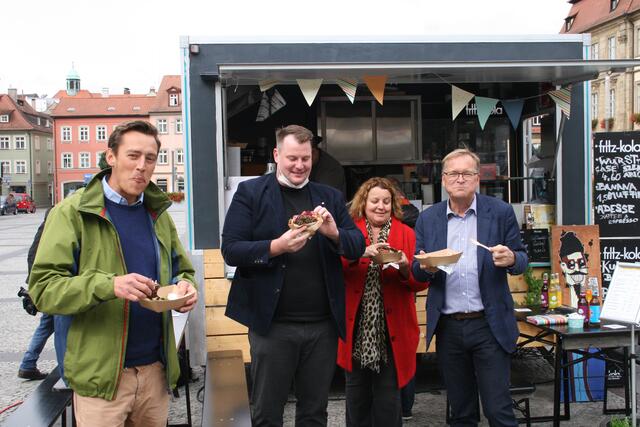 Kulturburger- Präsentation (v.l.): amtierender Kulturburger Meister Jonas Ochs, Küchenmeister André Franke, Kulturreferentin Ulrike Siebenhaar und Oberbürgermeister Andreas Starke.  | Foto: oh/Frank Gundermann