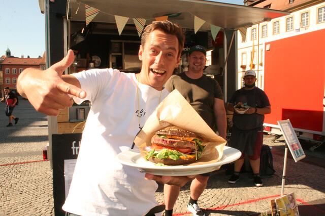 Vom Verkaufspreis des Kulturburgers gehen pro verkauftem Exemplar zwei Euro als Spende an die Bamberger Kulturszene. Der Verkaufspreis beträgt 6,90 Euro (regulär) sowie 5,90 Euro (für Schüler und Studenten). Die gesammelten Spenden werden alle fünf Wochen an Bamberger Künstler, Kulturinitiativen oder Kulturgruppen ausgeschüttet. 
 | Foto: oh/Frank Gundermann