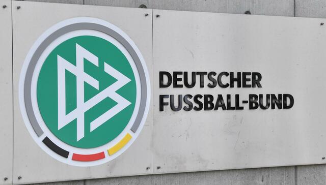 Das Schild des Deutschen Fußballbundes mit dem Wappen hängt vor der Zentrale des Verbandes.