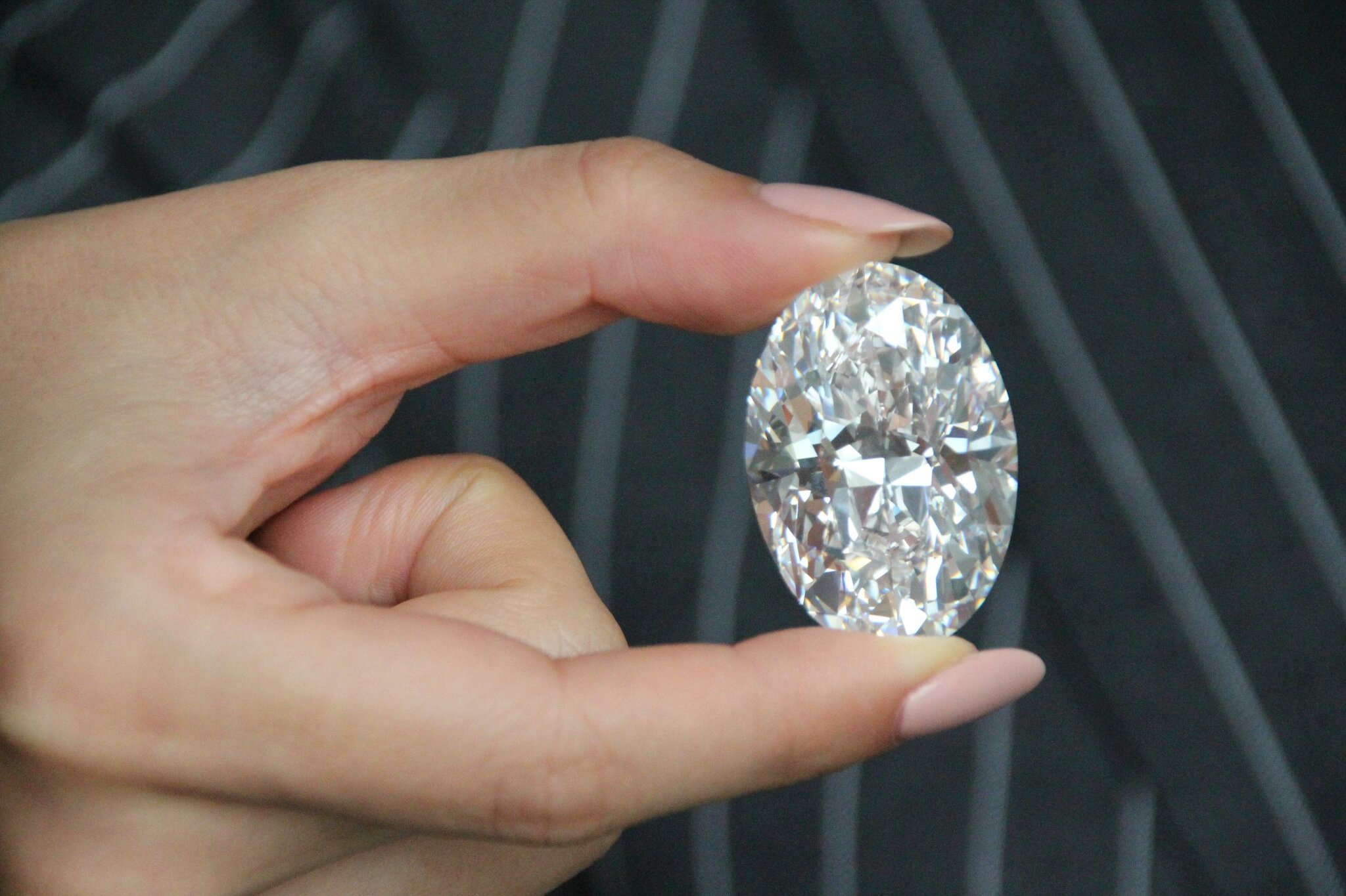 Versteigerung in Hongkong: Groer Diamant bringt mehr als 13 Millionen Euro  - Bayern