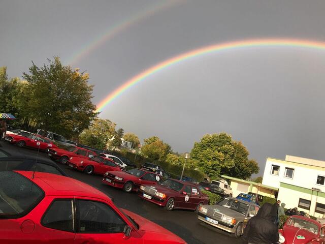 Vor dem Start am Hotel Selau: ein Regenbogen verheißt Glück! | Foto: Fotos: Autohaus Macht, Carshooting Franken, HR Pics, Geo-Select Foto Art