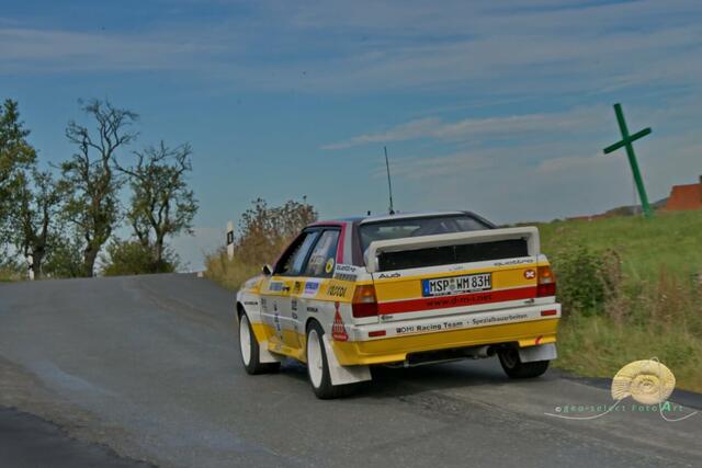 Der zweite Audi Quattro im Feld vor einer Kuppe. | Foto: Fotos: Autohaus Macht, Carshooting Franken, HR Pics, Geo-Select Foto Art