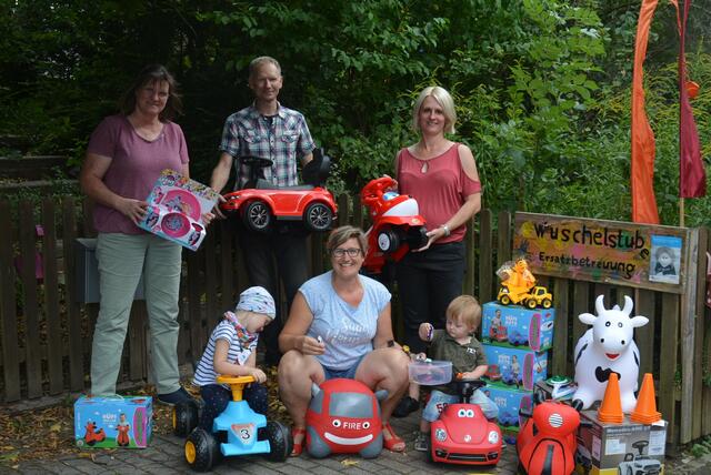 Tolle Sache: Von den Startgeldern wurden jeweils 25 Euro pro Team für Spielwaren bei Tagesmüttern gespendet. Bildmitte: Veranstalter Tilo Macht mit seiner Frau Anja (rechts). | Foto: Fotos: Autohaus Macht, Carshooting Franken, HR Pics, Geo-Select Foto Art