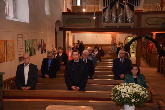 Fünf Monate später als geplant – die Kreisrätinnen und Kreisräte werden in der St. Laurentius Kirche verabschiedet. | Foto: Roland Beck