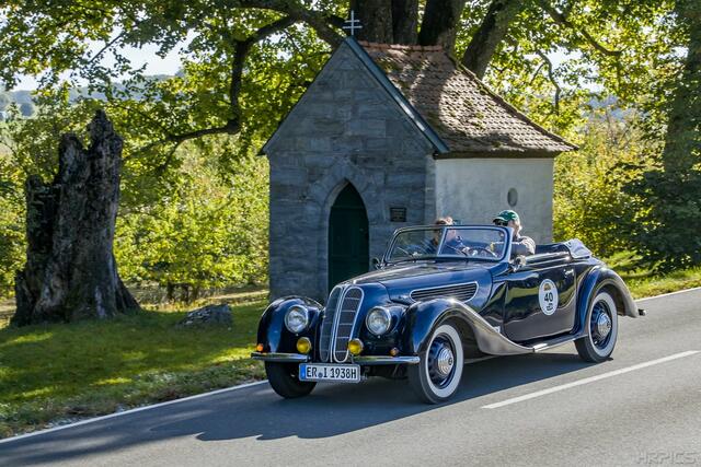 Ältestes Fahrzeug im Feld: der BMW 327 von 1938.  | Foto: Fotos: Autohaus Macht, Carshooting Franken, HR Pics, Geo-Select Foto Art
