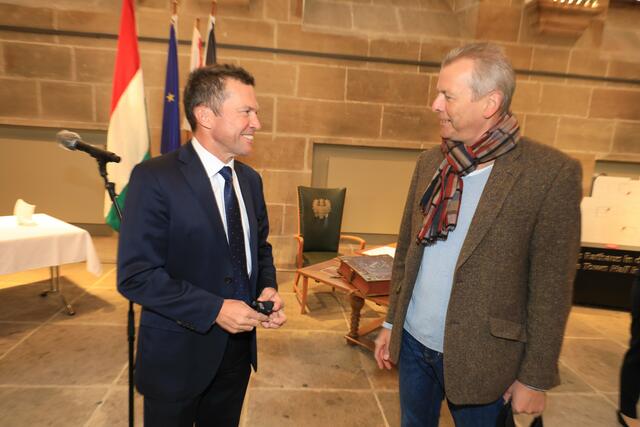 Fußball-Experten im Plausch: Lothar Matthäus, Ehrenspielführer der deutschen Fußball-Nationalmannschaft, und Nürnbergs Alt-Oberbürgermeister Dr. Ulrich Maly (SPD), bekennender Anhänger des 1. FC Nürnberg. | Foto: Udo Dreier