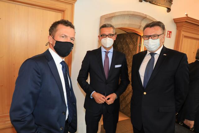 Hinter den Masken verbergen sich: Lothar Matthäus, Nürnbergs Wirtschaftsreferent Dr. Michael Fraas und Ungarns Honorarkonsul und Unternehmer Dr. Siegfried Axtmann (von links). | Foto: Udo Dreier