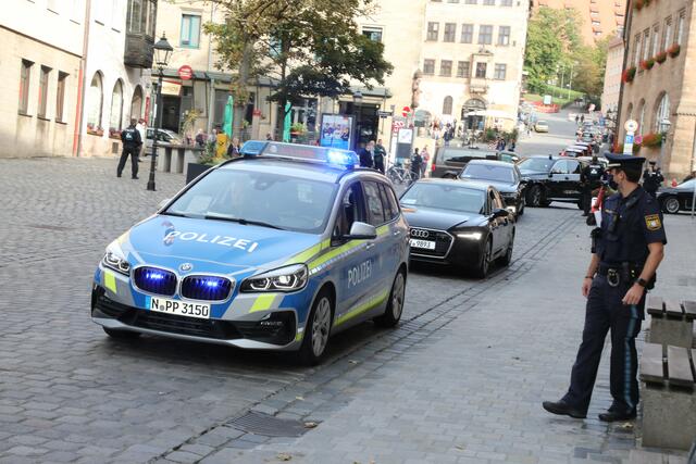 Uniformierte und zivile Polizisten sichern den Besuch des Ministers. | Foto: Udo Dreier