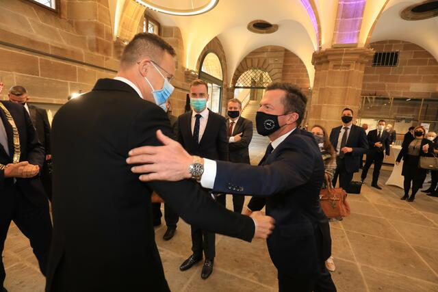 Kennen sich: Außenminister Péter Szijjártó und Ungarns Ex-Ungarn-Coach Lothar Matthäus.
 | Foto: Udo Dreier