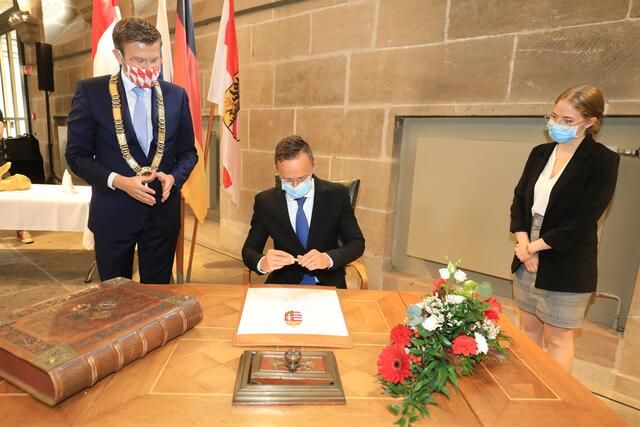 Seine Exzellenz Péter Szijjártó, Minister für Auswärtiges und
Außenhandel von Ungarn, trägt sich ins Goldene Buch der Stadt Nürnberg ein. Links: Oberbürgermeister Marcus König. | Foto: Udo Dreier
