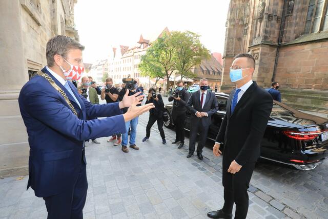 Grüß Gott in Nürnberg! OB Marcus König (mit Amtskette) begrüßt Ungarns Außenminister vor dem Rathaus. | Foto: Udo Dreier