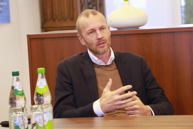 „In der Vergangenheit wurde oft zynisch über den Club geredet. Wir wollen, dass der Nürnberger stolz auf seinen Verein ist. Wir wollen Leben begleiten. Es geht nicht nur um die Sichtbarkeit des FCN. Es geht um soziale Verantwortung, Haltung, Integration, Inklusion, Bewegungsförderung." – Niels Rossow –  | Foto: Jürgen Friedrich