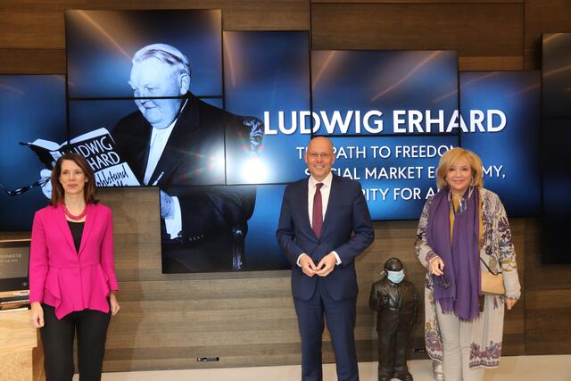 Meghan Gregonis, US-Generalkonsulin, Peter Beyer MdB, und Gastgeberin Evi Kurz, Vorsitzende des Vorstands der Stiftung Ludwig-Erhard-Haus, bei der Begrüßung im LEZ.